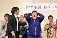 落選し頭を抱えるdボタン三中（右）。