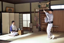 左から内村光良、星野源。(c)NHK