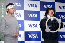 ネタを披露するヘンダーソン。