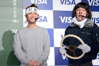 石焼き芋ネタを披露するヘンダーソン中村（右）。