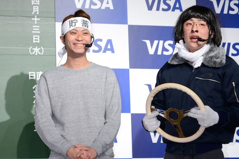 石焼き芋ネタを披露するヘンダーソン中村（右）。