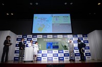 診断結果にツッコむヘンダーソン子安（右から2人目）。