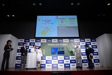 診断結果にツッコむヘンダーソン子安（右から2人目）。