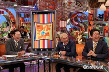 （左から）東野幸治、松本人志、安倍晋三首相。