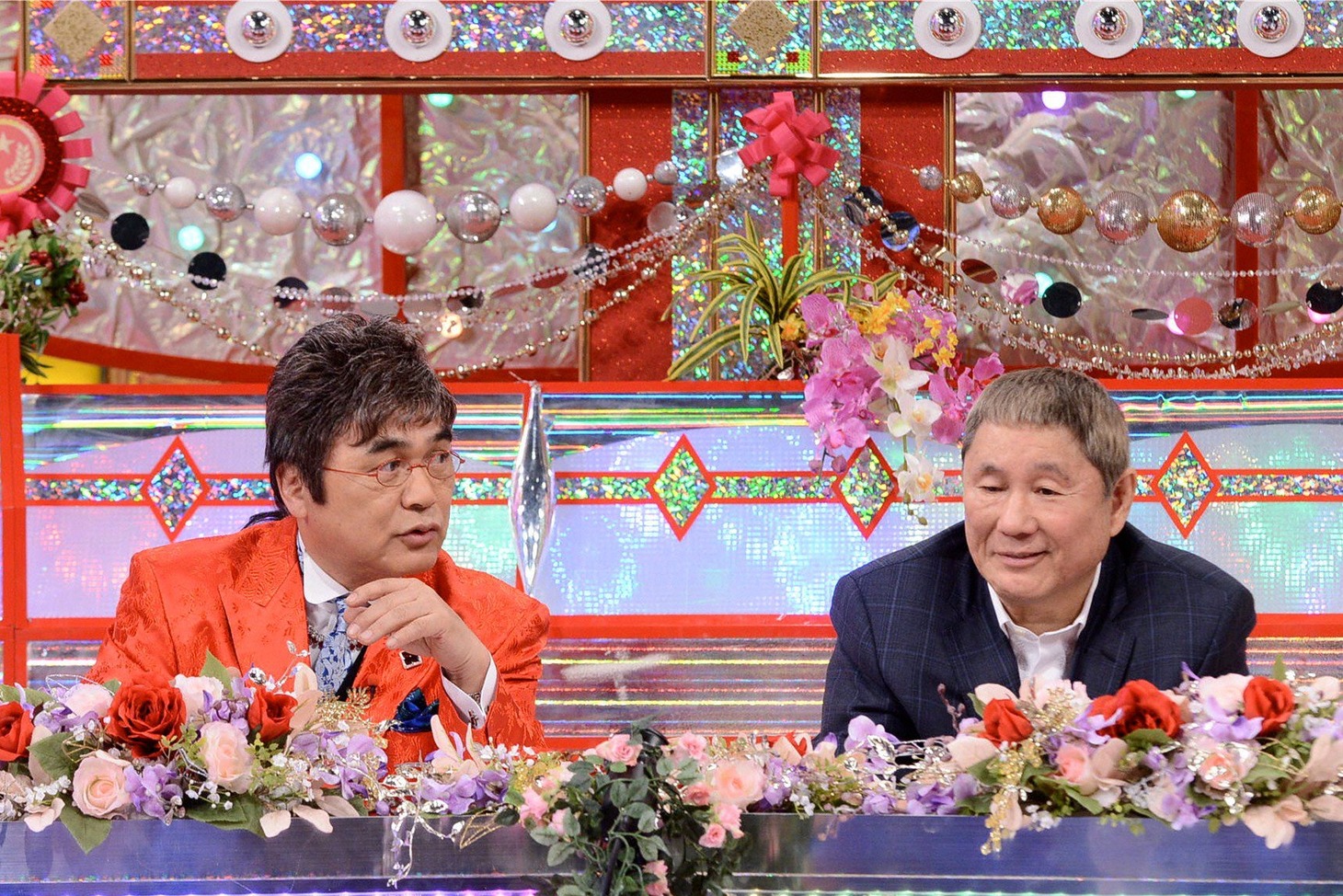 （左から）綾小路きみまろ、ビートたけし。(c)テレビ朝日