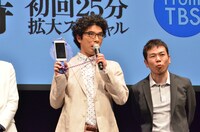 劇中に登場する自作のiPhoneケース「カレイPhone」を披露する片桐仁。