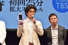 劇中に登場する自作のiPhoneケース「カレイPhone」を披露する片桐仁。