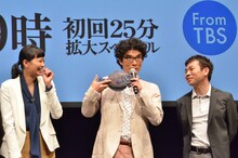 劇中に登場する自作のiPhoneケース「カレイPhone」を披露する片桐仁。