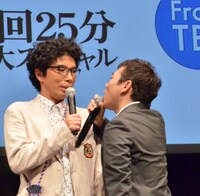 マギーに詰め寄られる片桐仁（左）。