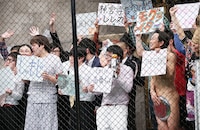 MCの内村光良にアピールするふきだまり芸人たち。(c)テレビ東京