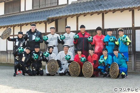 「戦闘中」の出演者たち。