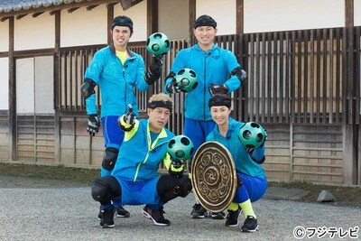 「戦闘中」に出演する（前列左から）じゅんいちダビッドソン、古閑美保、（後列左から）小島よしお、オードリー春日の「芸人★アスリートチーム」。