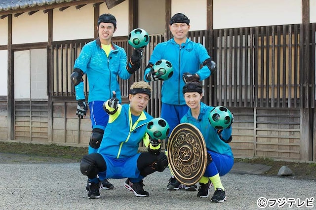 「戦闘中」に出演する（前列左から）じゅんいちダビッドソン、古閑美保、（後列左から）小島よしお、オードリー春日の「芸人★アスリートチーム」。