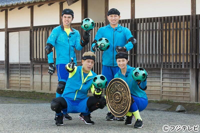 「戦闘中」に出演する（前列左から）じゅんいちダビッドソン、古閑美保、（後列左から）小島よしお、オードリー春日の「芸人★アスリートチーム」。