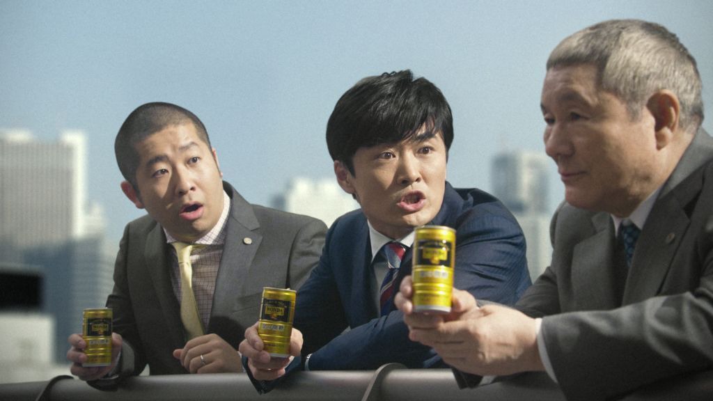 缶コーヒー「ワンダ 金の微糖」の新テレビCM「屋上編」に出演するビートたけし（右）、劇団ひとり（中央）、ハライチ澤部（左）。