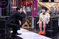 左から有吉弘行、加藤諒。(c)日本テレビ