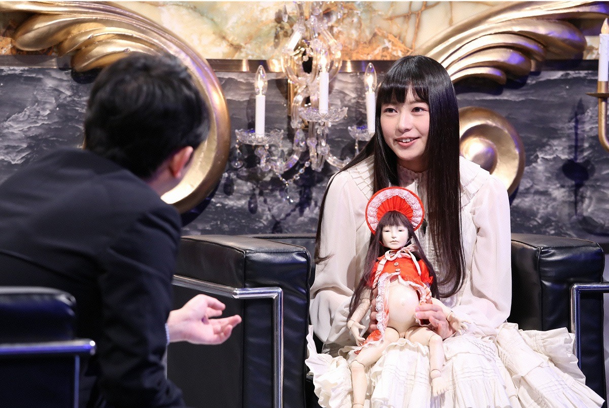 左から有吉弘行、吉岡愛花。(c)日本テレビ