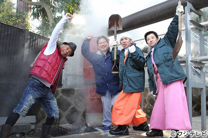 「めちゃイケ温泉」プロジェクトを発案したナインティナイン岡村扮するE村P（左端）。