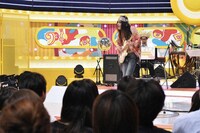 クイズ出題者として登場するROLLY。(c)NHK