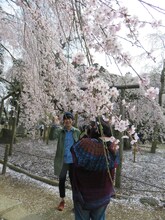 パンフレット用の写真撮影に臨む佐久間一行。