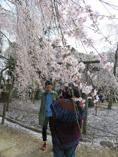 パンフレット用の写真撮影に臨む佐久間一行。