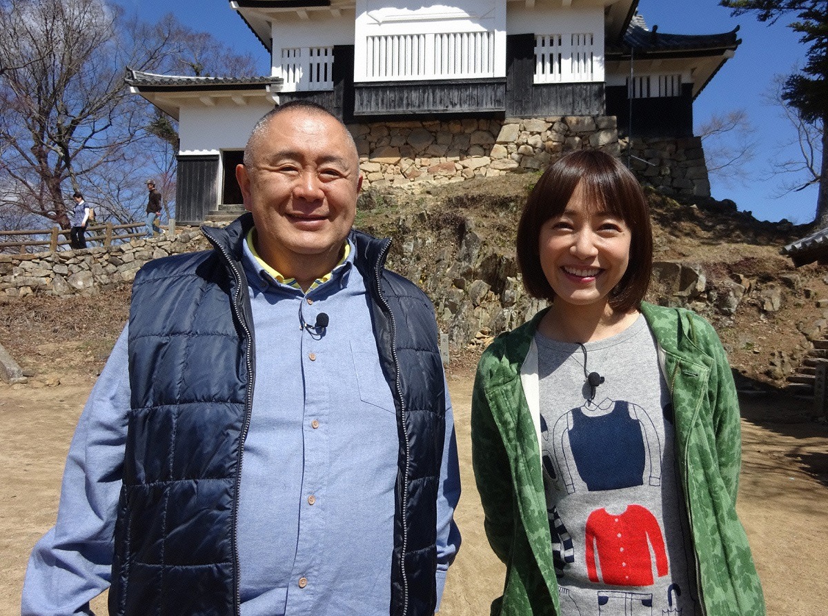左から松村邦洋、ちはる。(c)読売テレビ