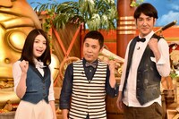 「アイ・アム・冒険少年」MCのナインティナイン岡村（中央）、ココリコ田中（右）、川島海荷（左）。