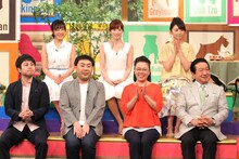 「日曜ファミリア『やっぱり犬も好き！お手あげワンちゃんなんて呼ばせない！愛のカリスマ調教 密着SP』」に出演する（前列左から）NON STYLE井上、フットボールアワー岩尾、柴田理恵ら。(c)フジテレビ