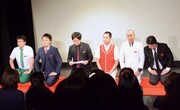 「清和漫才協会」の設立を宣言するエルシャラカーニ・セイワ(左から3番目)