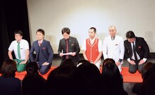 「清和漫才協会」の設立を宣言するエルシャラカーニ・セイワ（左から3番目）