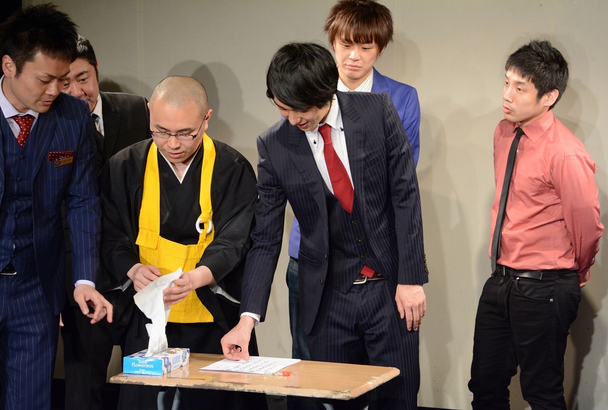 誓約書に拇印を押すドドん。