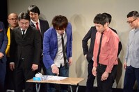 誓約書に拇印を押すエル・カブキ。