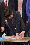 誓約書に拇印を押すウエストランド井口。