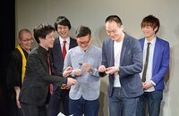 「清和漫才協会」の会員バッジをもらってうれしそうなピーマンズスタンダード。