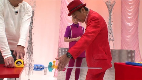 「トゥルルさまぁ～ず」に出演する、さまぁ～ず三村（手前）。(c)BeeTV