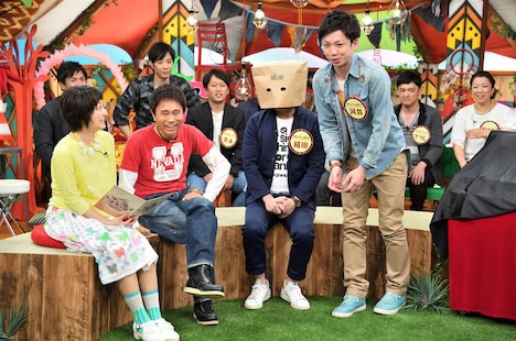 「ケンゴローサーカス団」に出演するアインシュタイン（前列右から2人）。(c)MBS