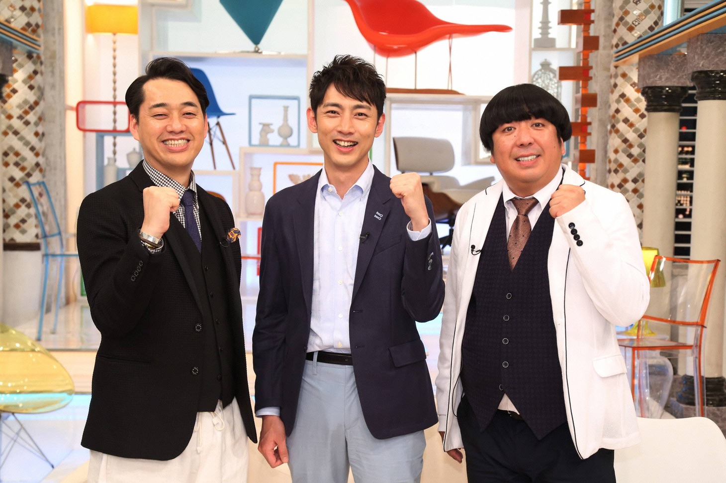 「モシモノふたり～タレントが“おためし同居生活”してみました～」MCのバナナマンと小泉孝太郎（中央）。(c)フジテレビ