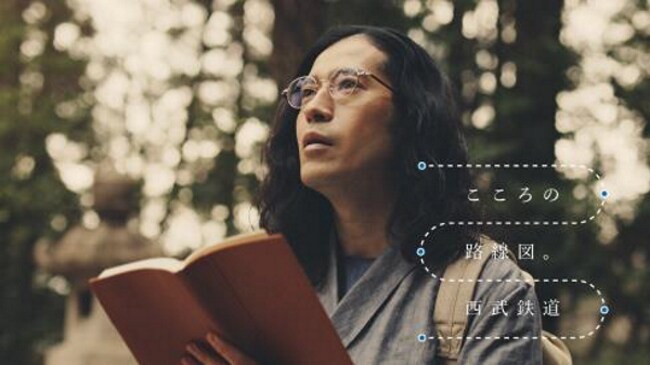 西武鉄道株式会社のテレビCM「2016年春夏・取材旅行編」に出演する、ピース又吉。