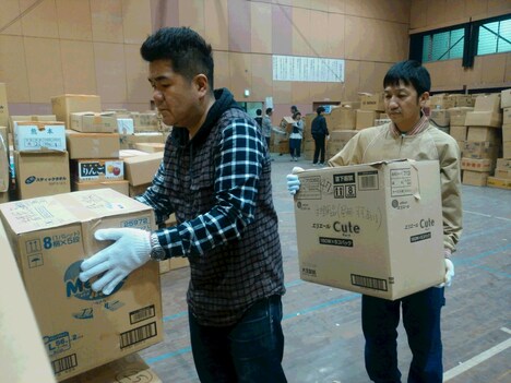 「WITH THE KYUSHU プロジェクト」にて物資を運ぶ（左から）ゴリけん、波田陽区。