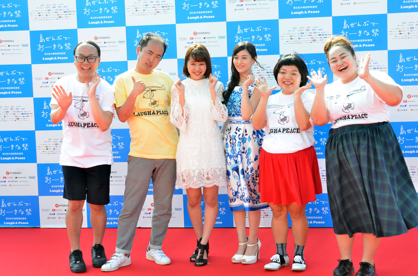 レッドカーペットイベントに登場したトレンディエンジェル（左から2人）、おかずクラブ（右から2人）。