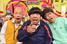 「万年B組ヒムケン先生」に出演するバナナマン日村（中央）、バイきんぐ小峠（左）、三四郎・小宮（右）。(c)TBS