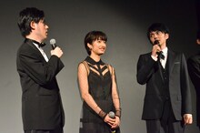 舞台挨拶中も漫才のような掛け合いを見せる井下好井・好井（左）と林遣都（右）。