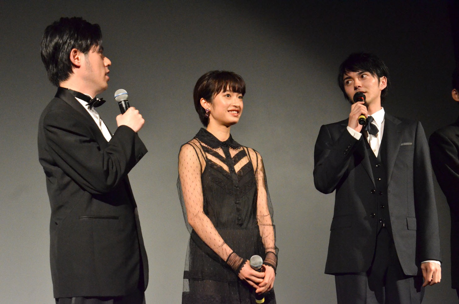 第8回沖縄国際映画祭「島ぜんぶでおーきな祭」にて、「火花」舞台挨拶の様子。