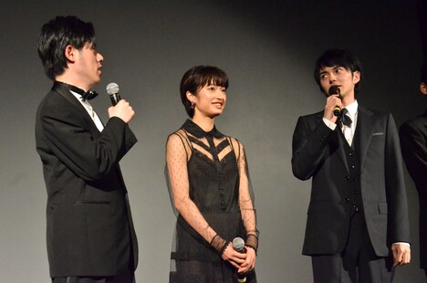 舞台挨拶中も漫才のような掛け合いを見せる井下好井・好井（左）と林遣都（右）。