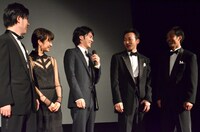 ボケた直後、波岡一喜（左から4人目）にツッコまれる林遣都（中央）。