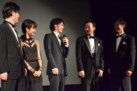 ボケた直後、波岡一喜（左から4人目）にツッコまれる林遣都（中央）。