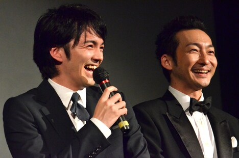 左から林遣都、波岡一喜。