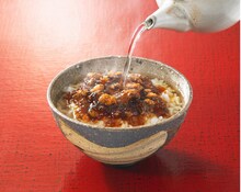 勝俣州和が選んだ烏鶏庵の「烏骨鶏の煮こごり茶漬け」。