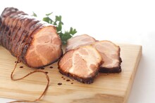 勝俣州和が選んだ肉のたかさごの「やき豚」。