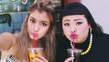 スマホアプリ「MERY」のCMで「ニアチューポーズ」を披露する（左から）ローラ、渡辺直美。